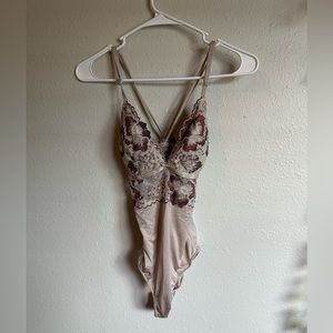 Auden Beige and Red Lace Bodysuit | Size Small